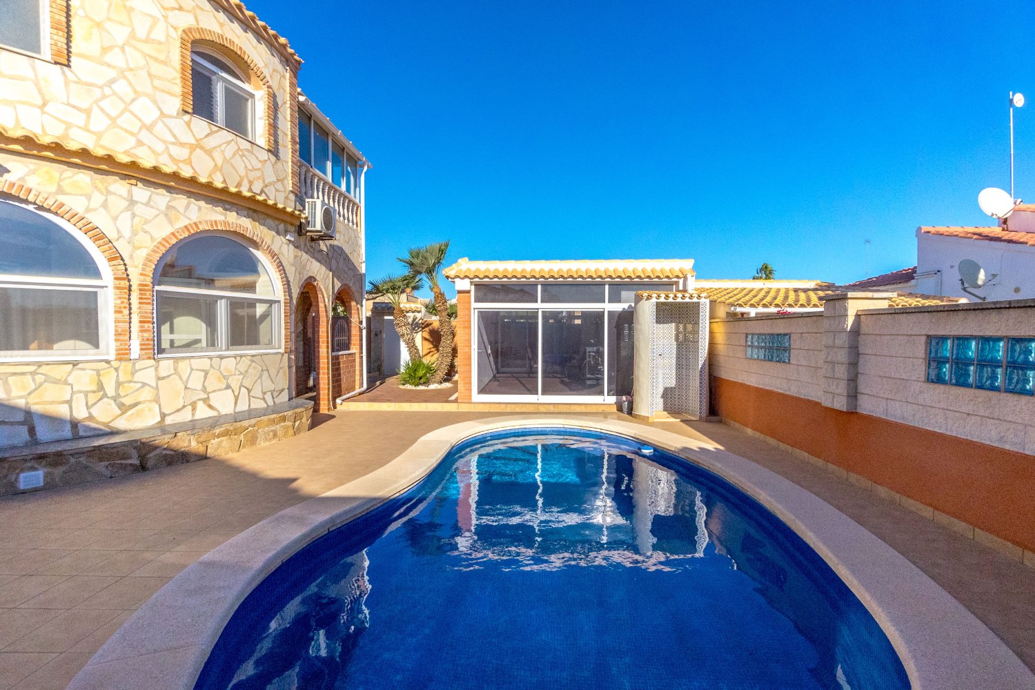 Villa med 4 soverom, 3 bad, garasje, badstue og privat saltvannsbasseng i La Florida Orihuela costa.