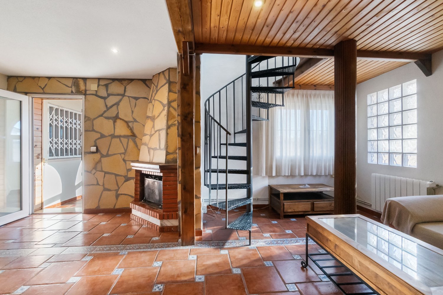 Villa med 4 soverom, 3 bad, garasje, badstue og privat saltvannsbasseng i La Florida Orihuela costa.