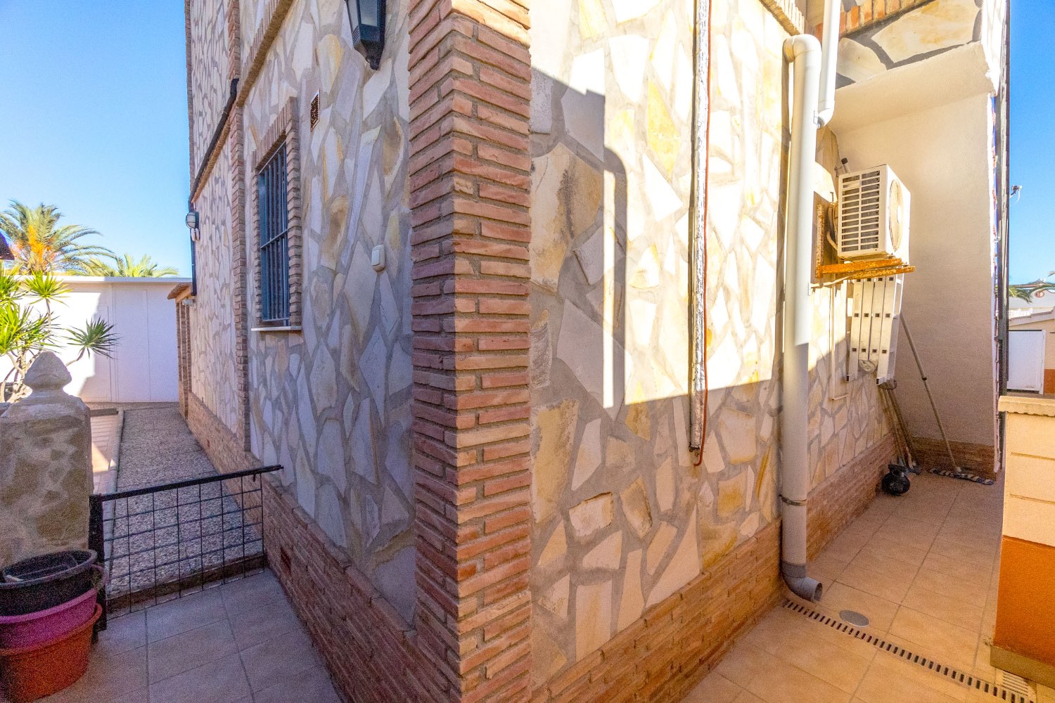 Villa med 4 soverom, 3 bad, garasje, badstue og privat saltvannsbasseng i La Florida Orihuela costa.