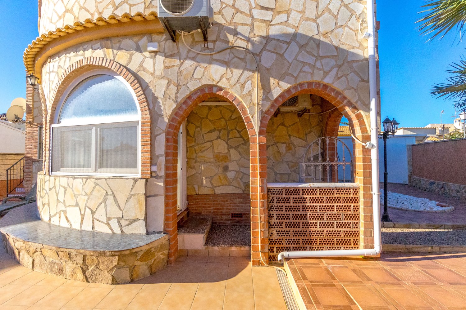 Villa med 4 soverom, 3 bad, garasje, badstue og privat saltvannsbasseng i La Florida Orihuela costa.