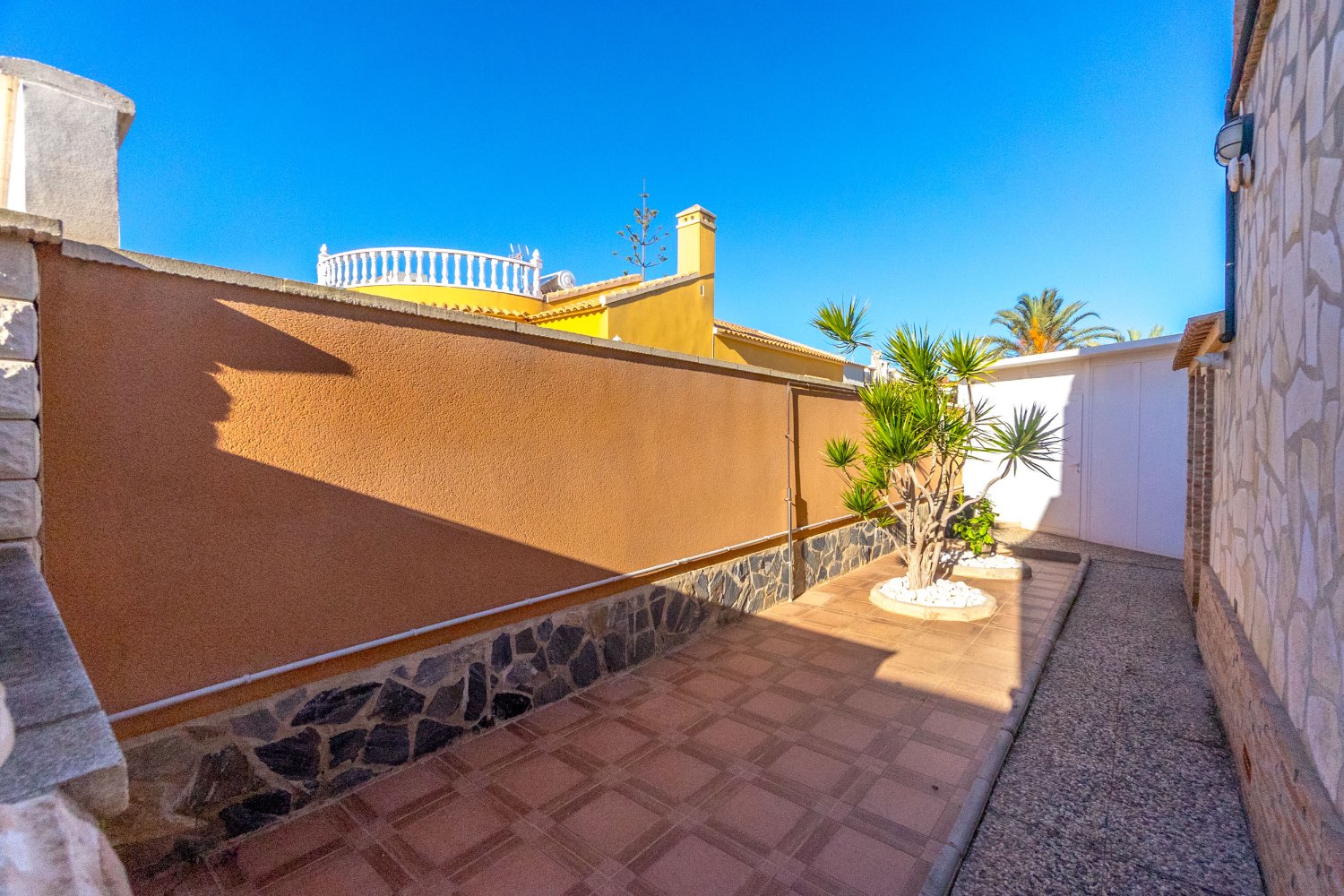 Villa med 4 soverom, 3 bad, garasje, badstue og privat saltvannsbasseng i La Florida Orihuela costa.