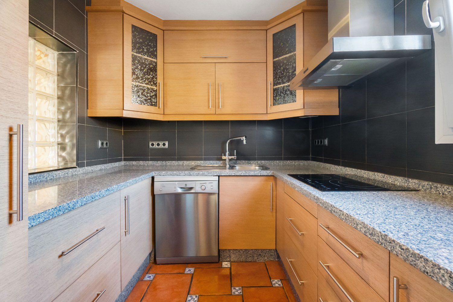 Villa med 4 soverom, 3 bad, garasje, badstue og privat saltvannsbasseng i La Florida Orihuela costa.