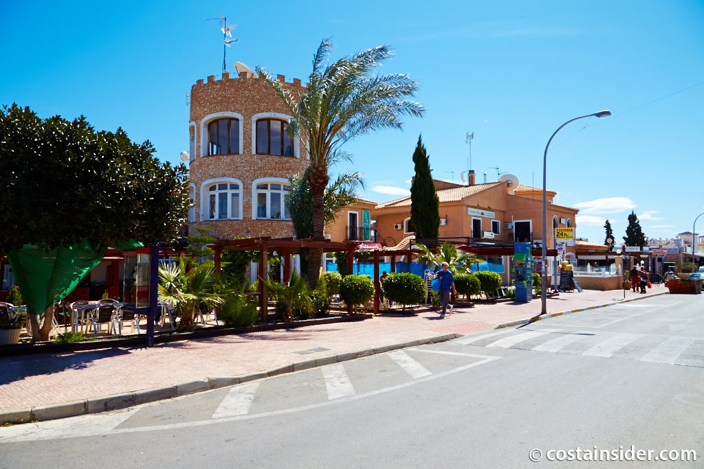 Villa med 4 soverom, 3 bad, garasje, badstue og privat saltvannsbasseng i La Florida Orihuela costa.