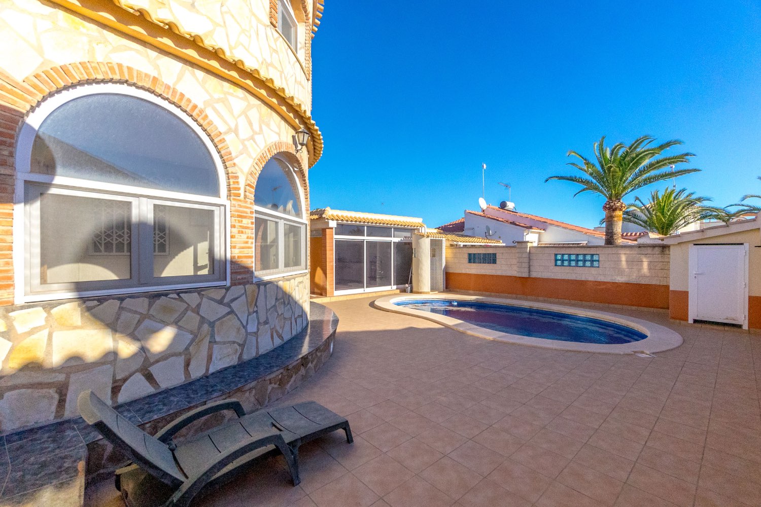 Villa med 4 soverom, 3 bad, garasje, badstue og privat saltvannsbasseng i La Florida Orihuela costa.