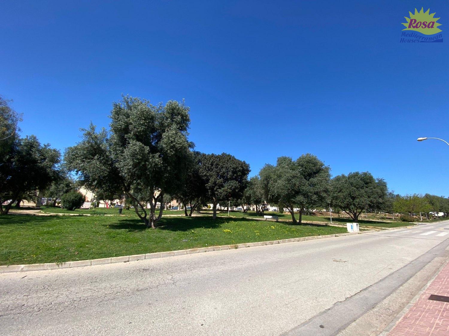Villa med 4 soverom, 3 bad, garasje, badstue og privat saltvannsbasseng i La Florida Orihuela costa.