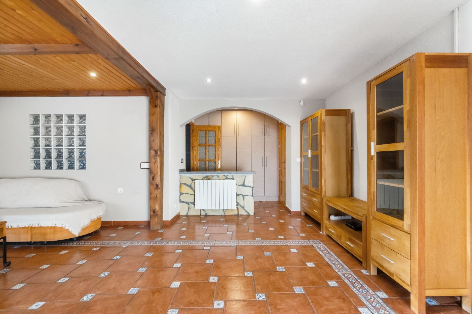 Villa med 4 soverom, 3 bad, garasje, badstue og privat saltvannsbasseng i La Florida Orihuela costa.