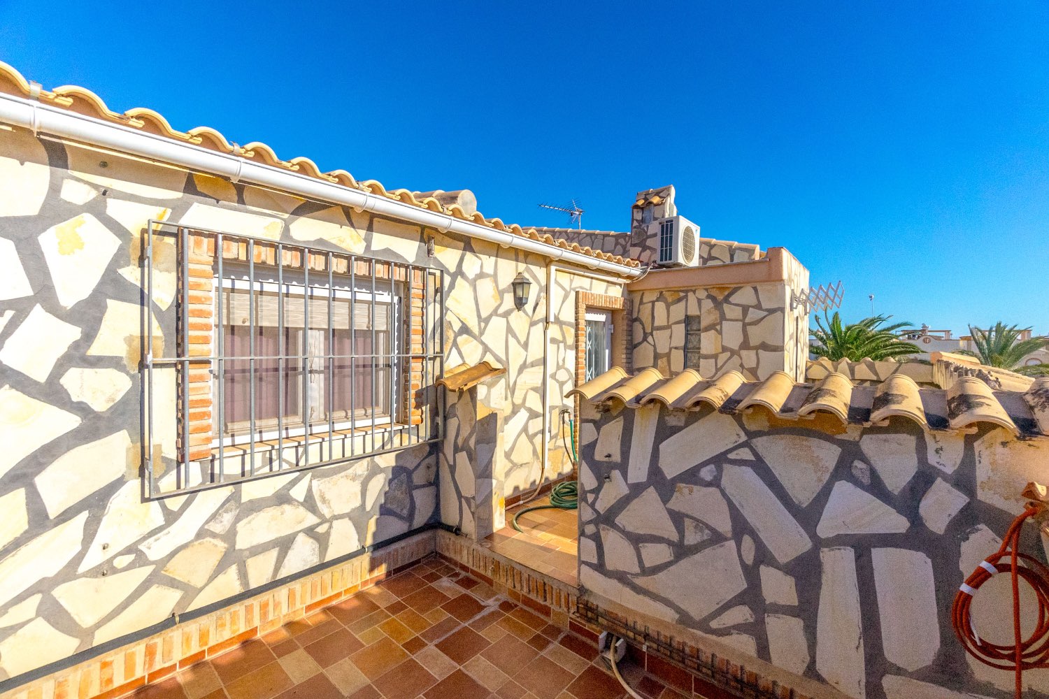 Villa med 4 soverom, 3 bad, garasje, badstue og privat saltvannsbasseng i La Florida Orihuela costa.