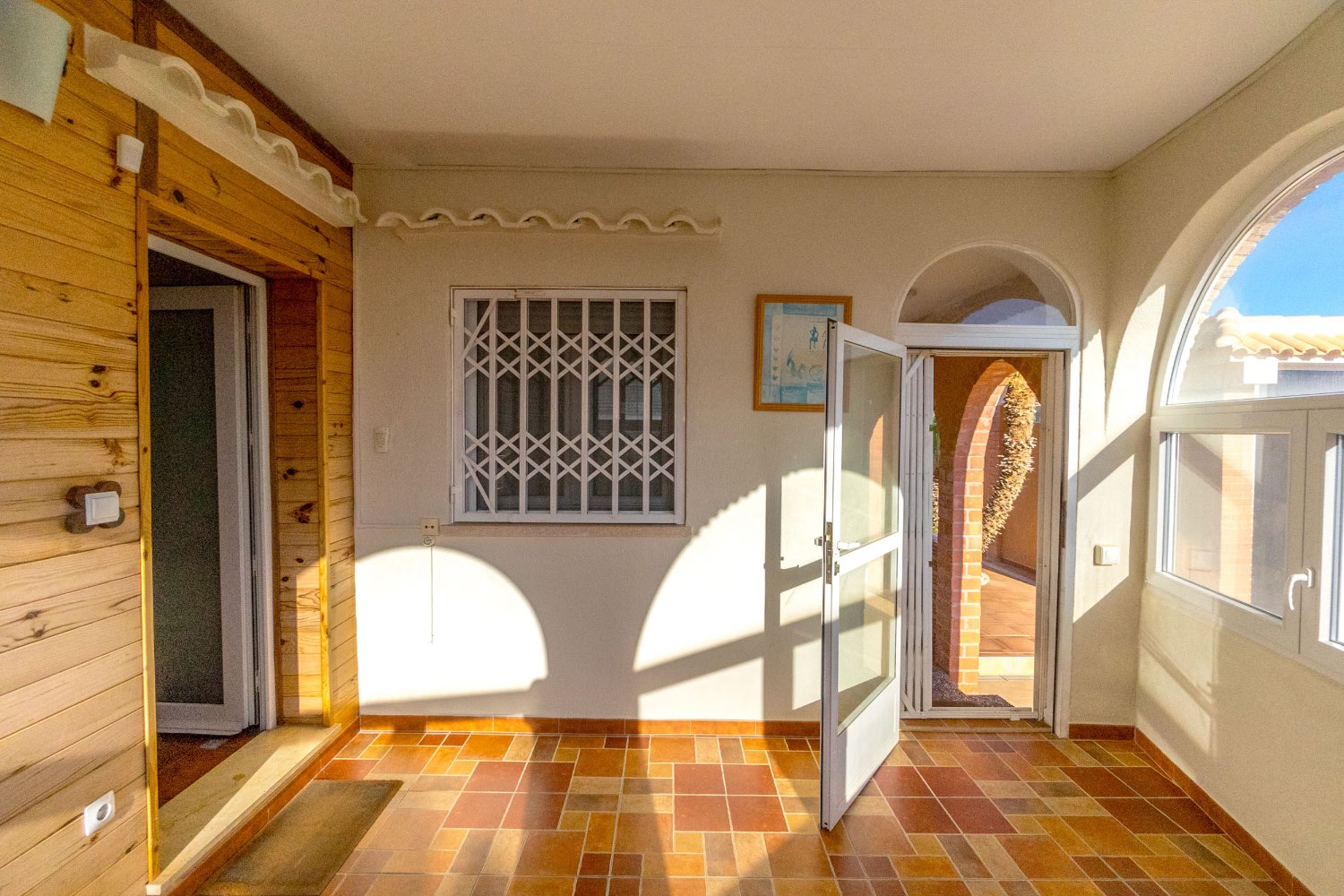 Villa med 4 soverom, 3 bad, garasje, badstue og privat saltvannsbasseng i La Florida Orihuela costa.