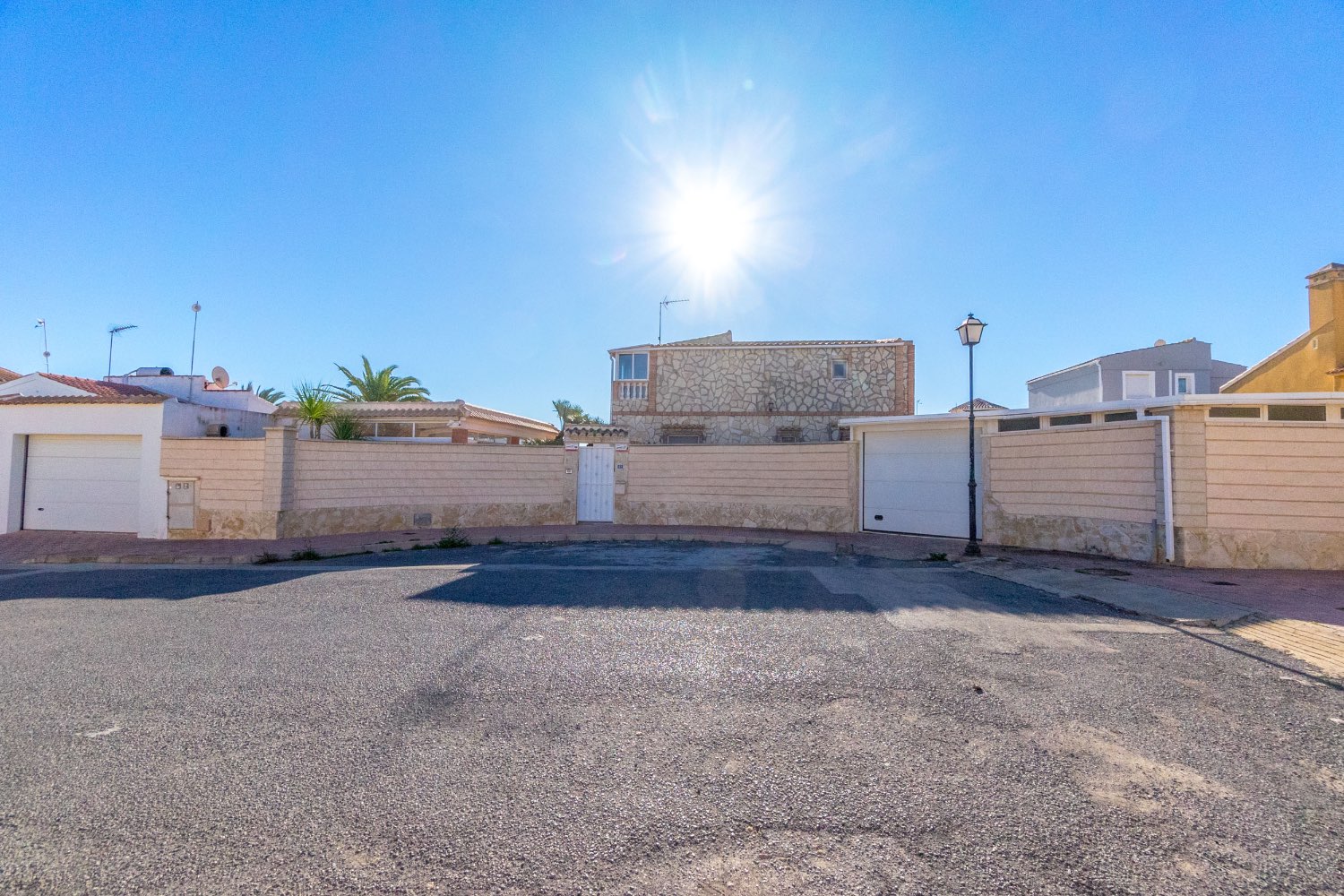 Villa med 4 soverom, 3 bad, garasje, badstue og privat saltvannsbasseng i La Florida Orihuela costa.