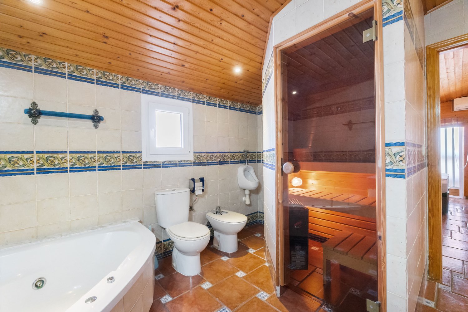 Villa med 4 soverom, 3 bad, garasje, badstue og privat saltvannsbasseng i La Florida Orihuela costa.