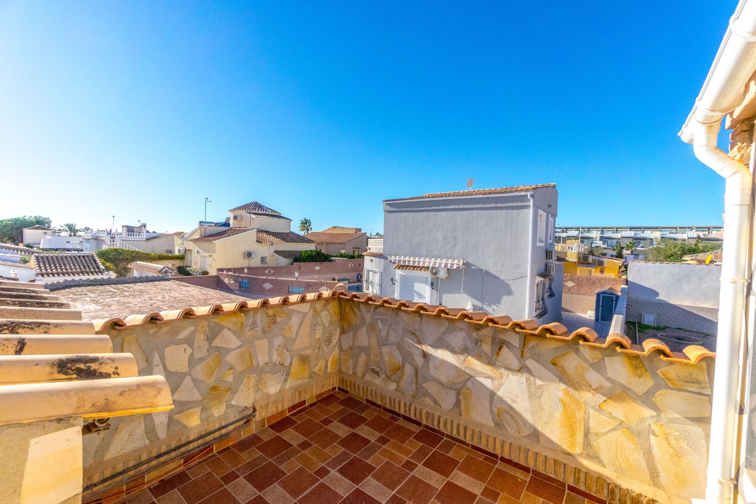 Villa med 4 soverom, 3 bad, garasje, badstue og privat saltvannsbasseng i La Florida Orihuela costa.