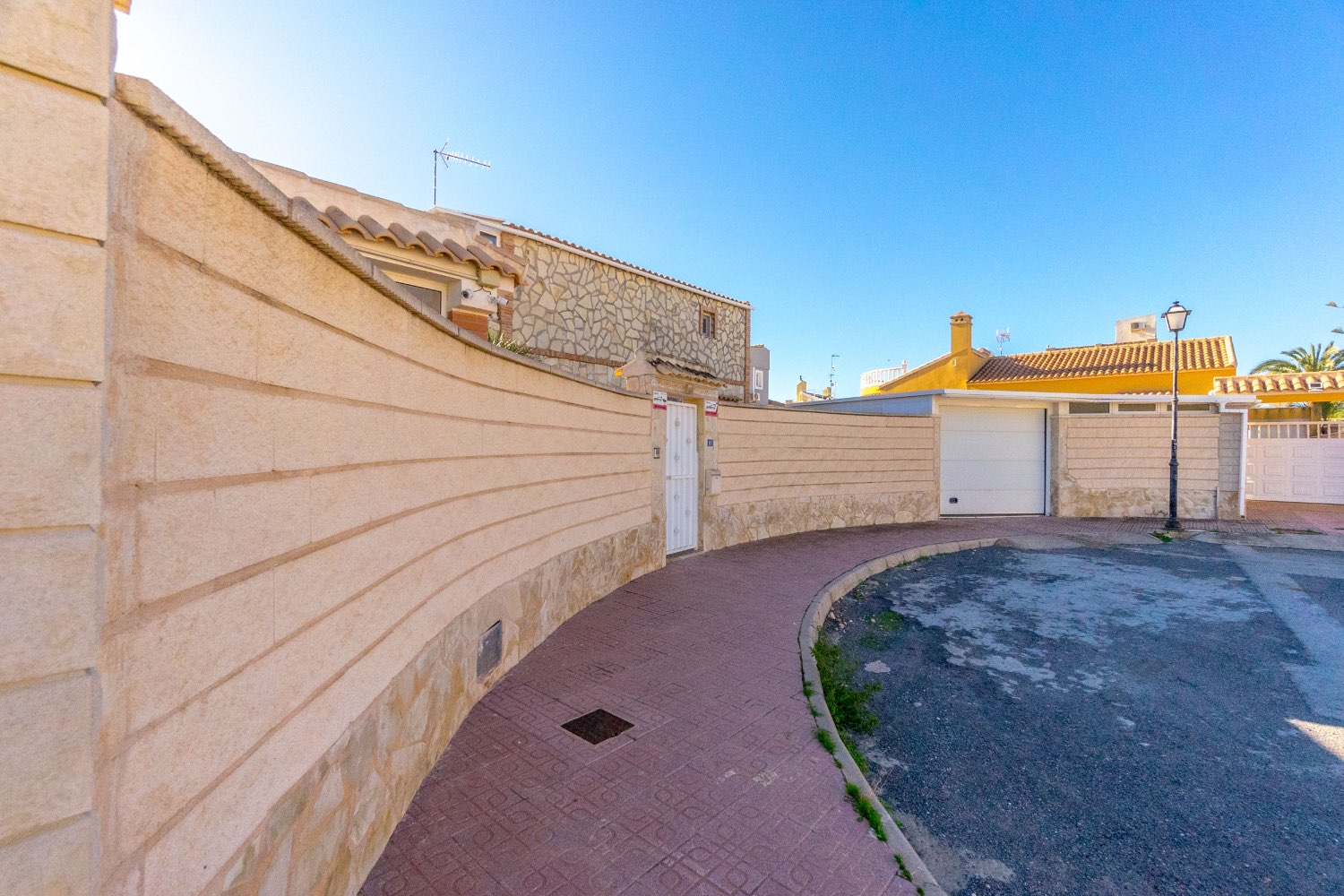 Villa med 4 soverom, 3 bad, garasje, badstue og privat saltvannsbasseng i La Florida Orihuela costa.