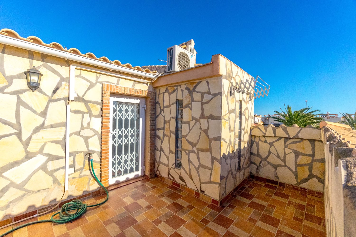 Villa med 4 soverom, 3 bad, garasje, badstue og privat saltvannsbasseng i La Florida Orihuela costa.