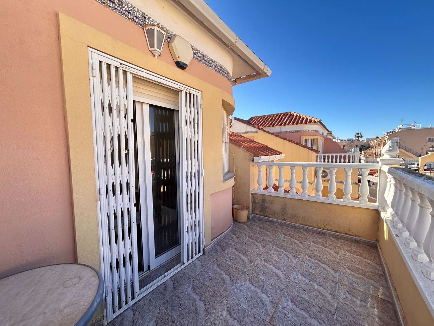 Preciosa casa adosada de 3 dormitorios con piscina comunitaria