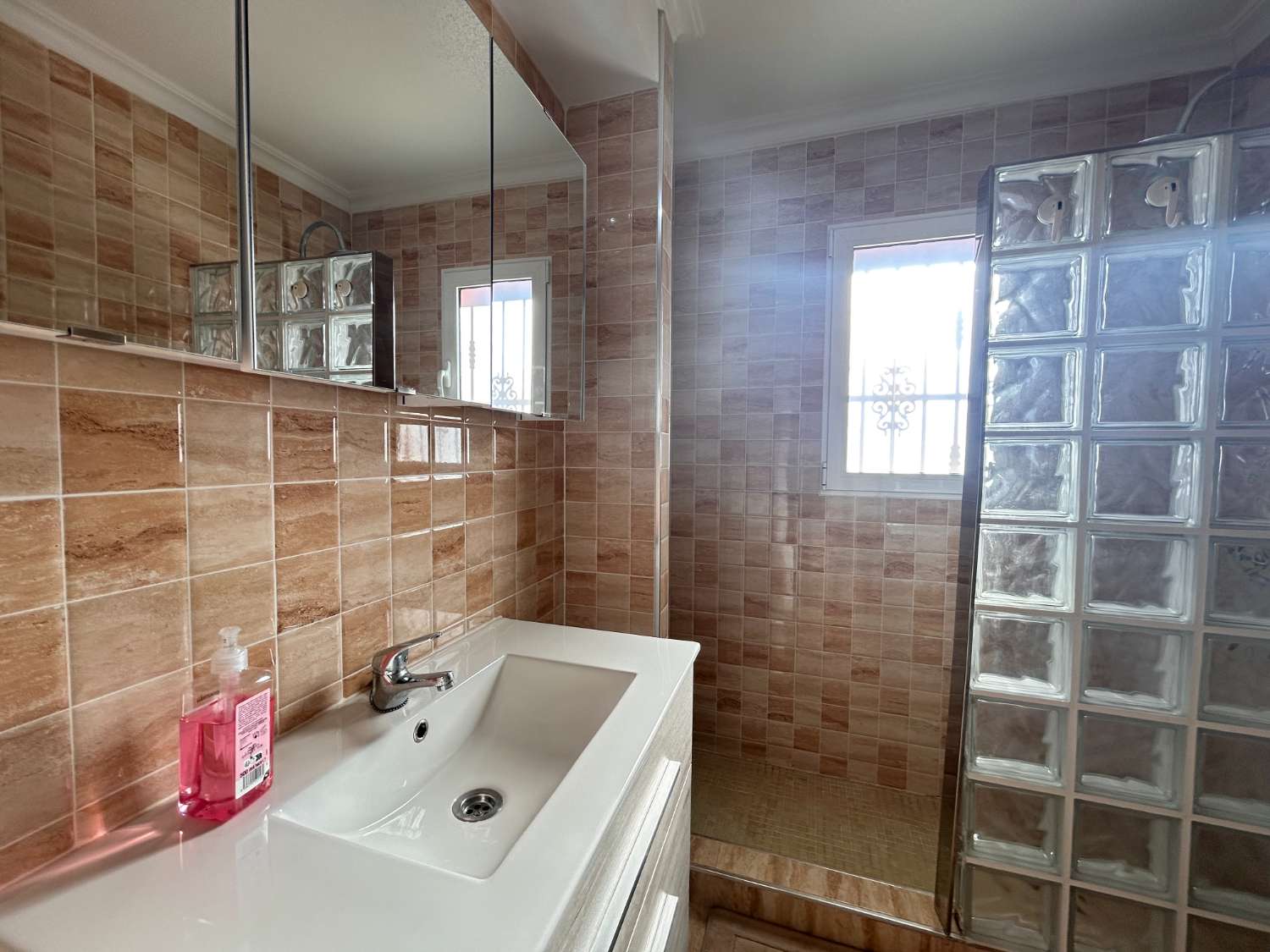 Preciosa casa adosada de 3 dormitorios con piscina comunitaria