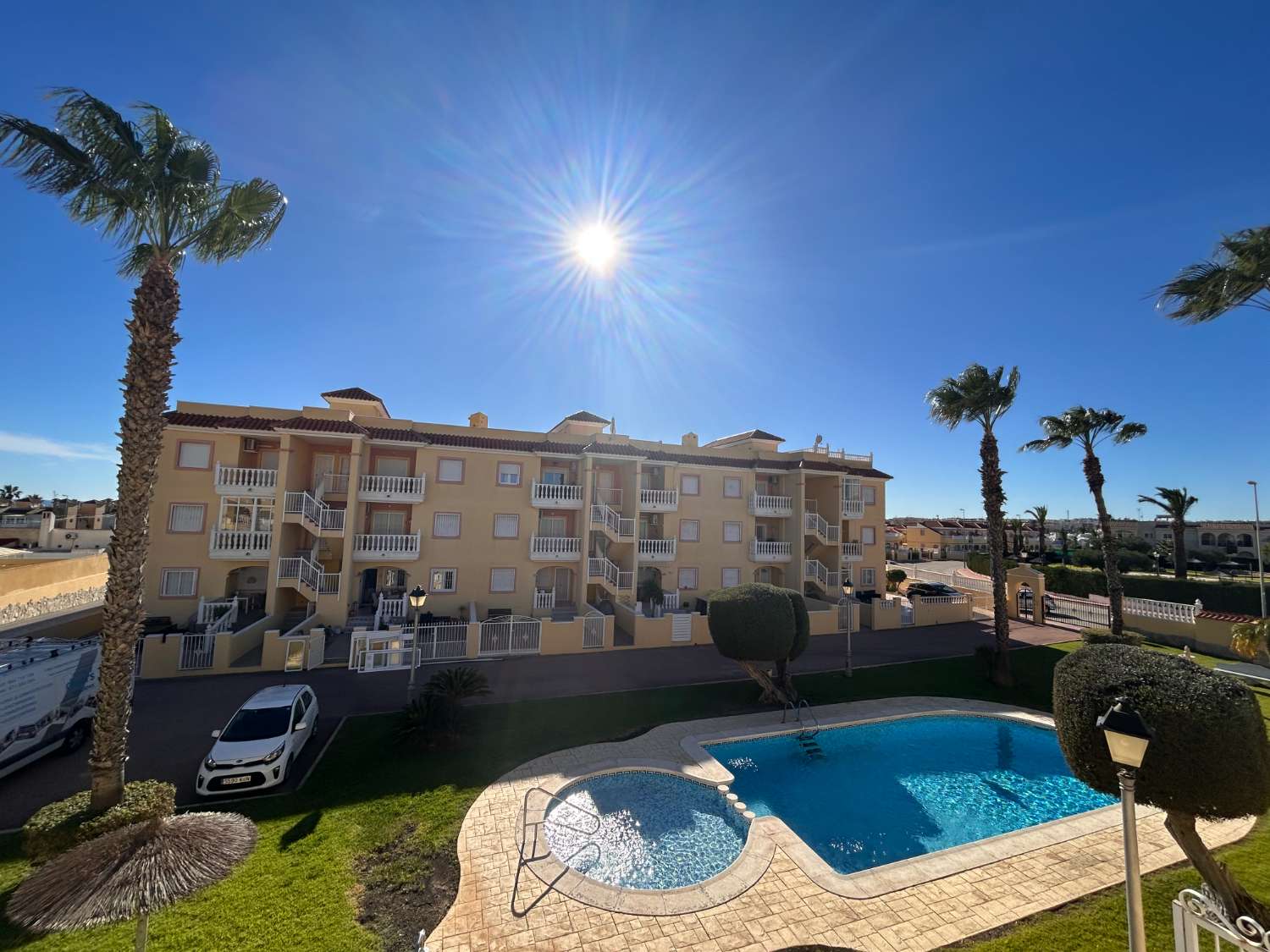 Preciosa casa adosada de 3 dormitorios con piscina comunitaria