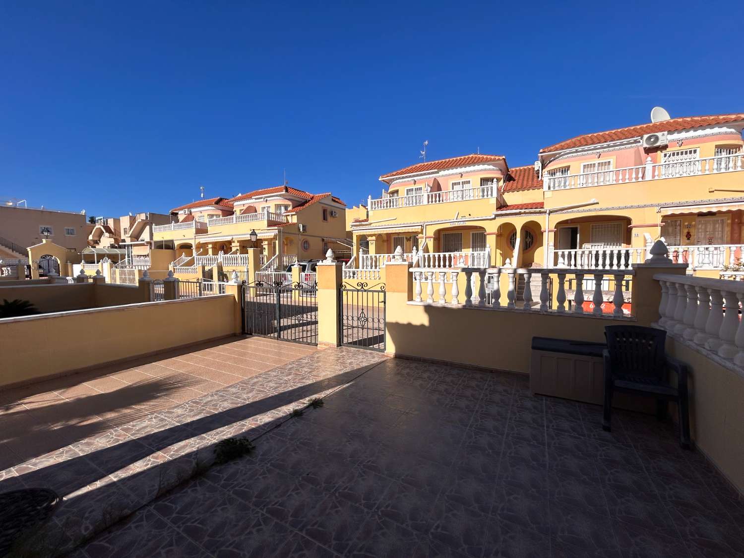 Preciosa casa adosada de 3 dormitorios con piscina comunitaria