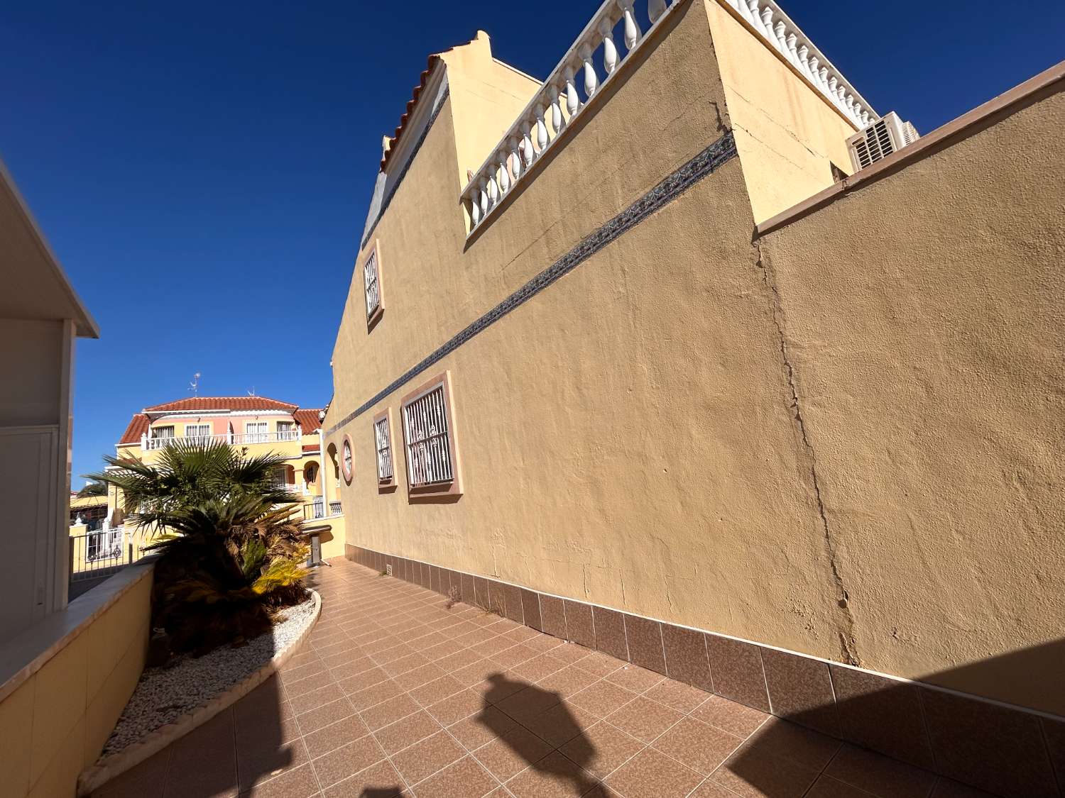 Preciosa casa adosada de 3 dormitorios con piscina comunitaria