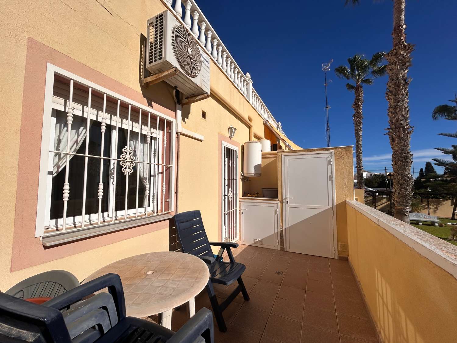 Preciosa casa adosada de 3 dormitorios con piscina comunitaria