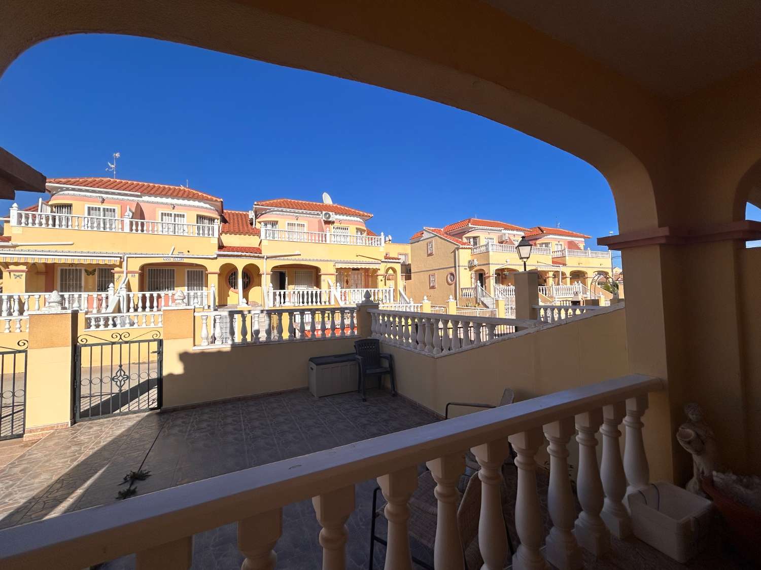 Preciosa casa adosada de 3 dormitorios con piscina comunitaria