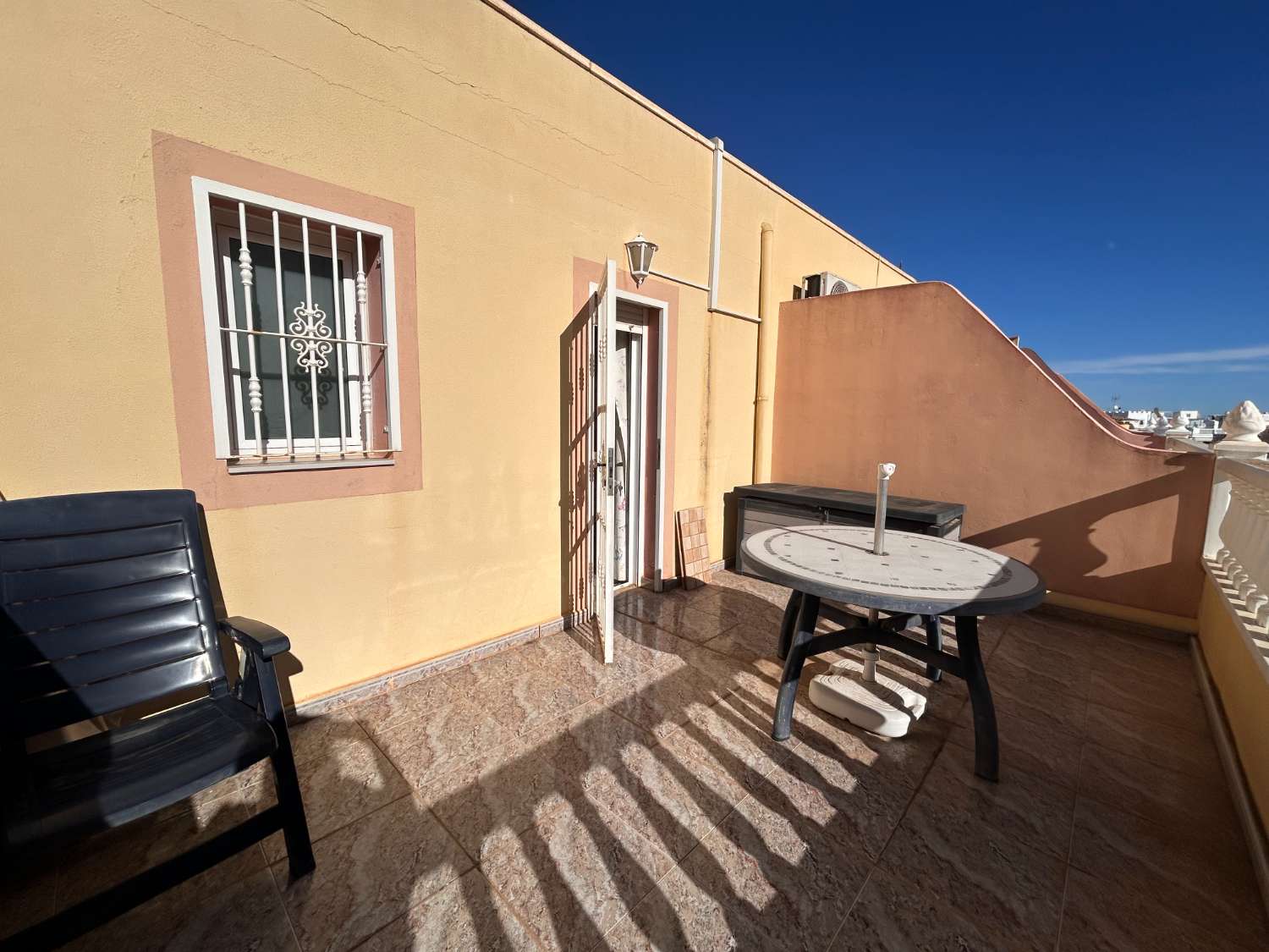 Preciosa casa adosada de 3 dormitorios con piscina comunitaria