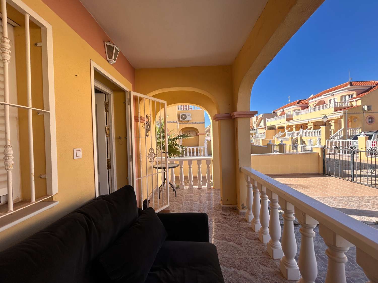 Preciosa casa adosada de 3 dormitorios con piscina comunitaria