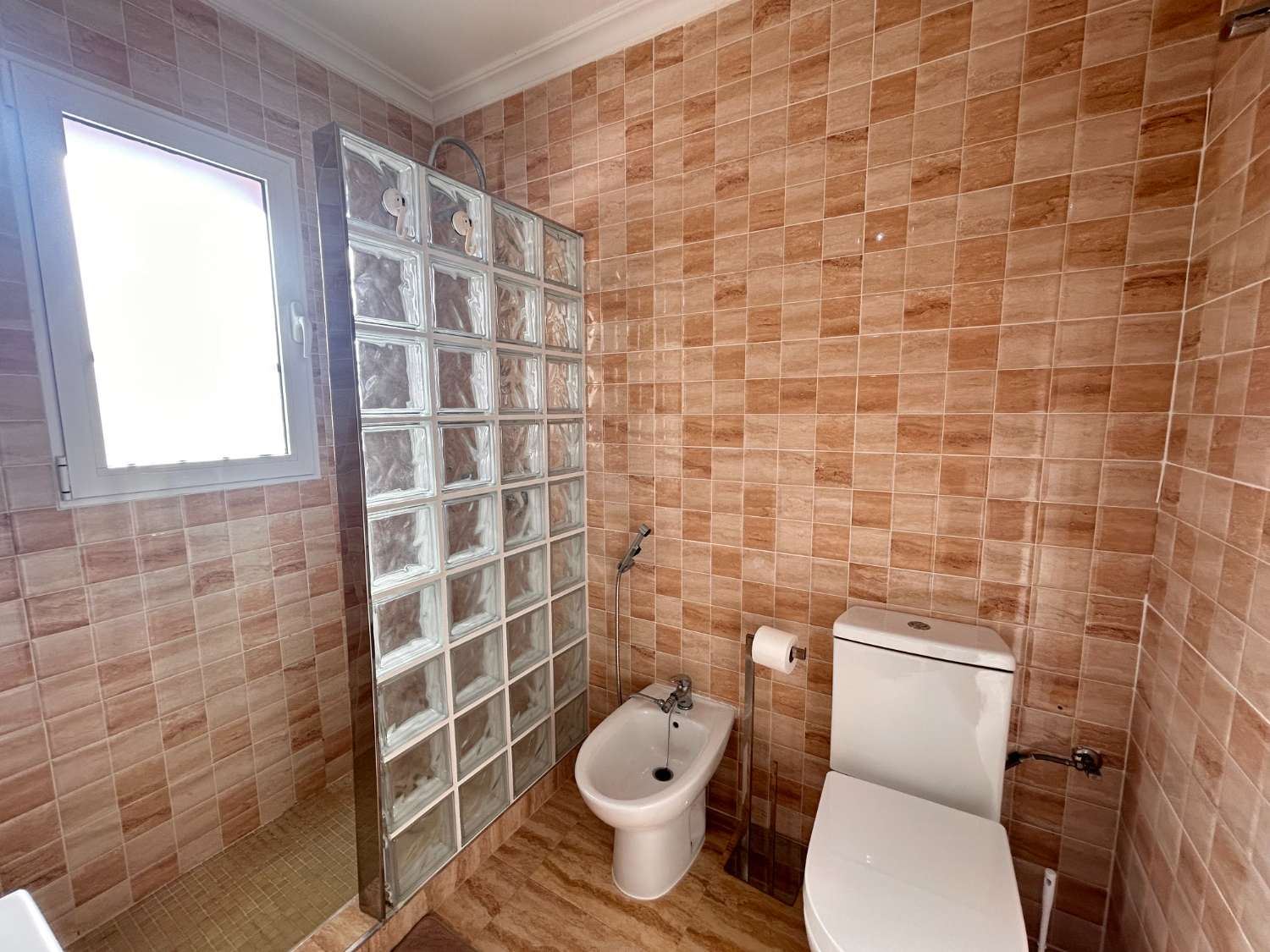 Preciosa casa adosada de 3 dormitorios con piscina comunitaria