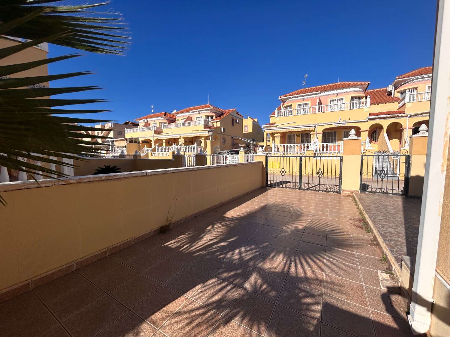 Preciosa casa adosada de 3 dormitorios con piscina comunitaria
