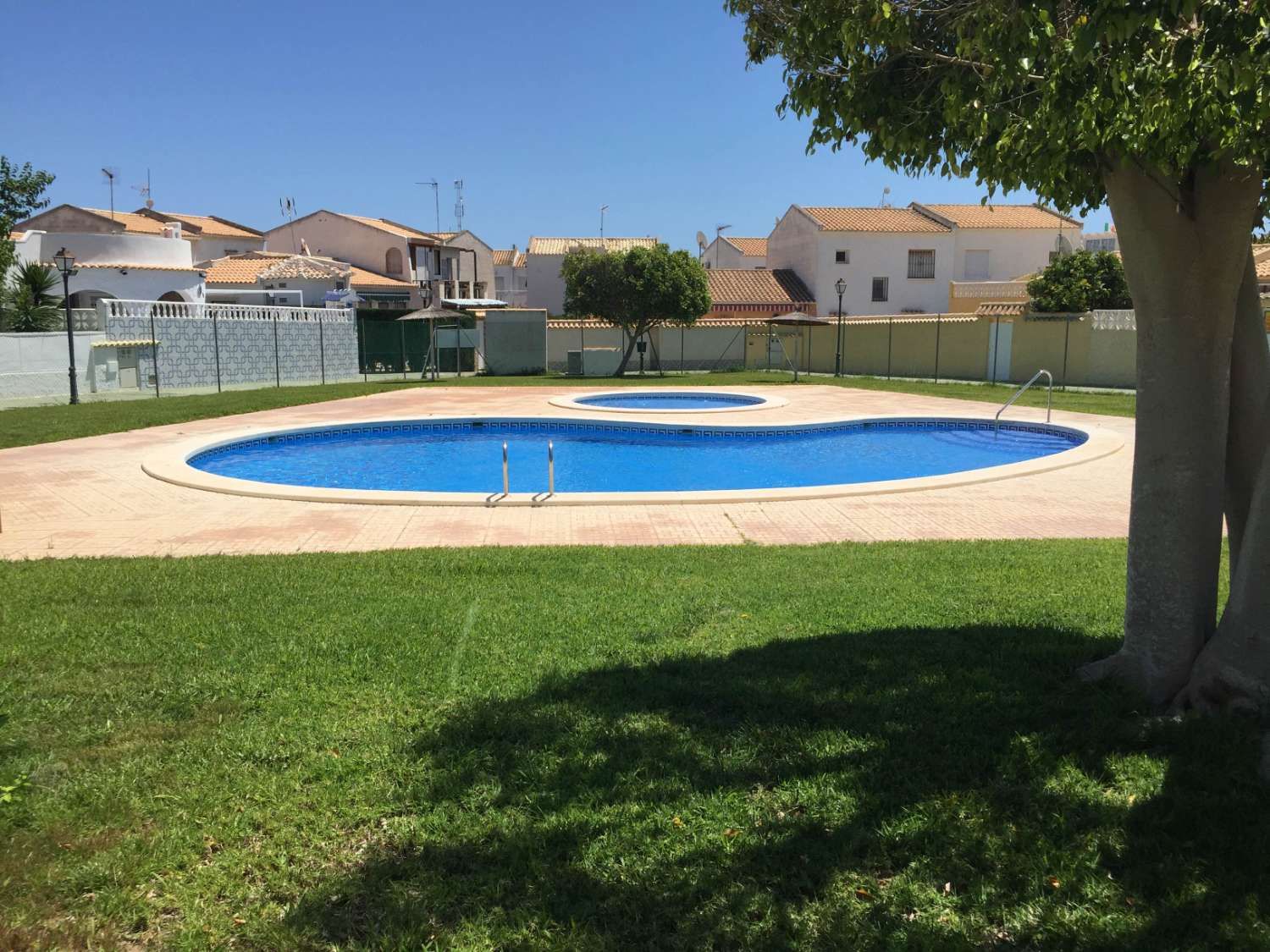 Hjørnestudio med utsikt over bassenget i La Florida, Orihuela Costa