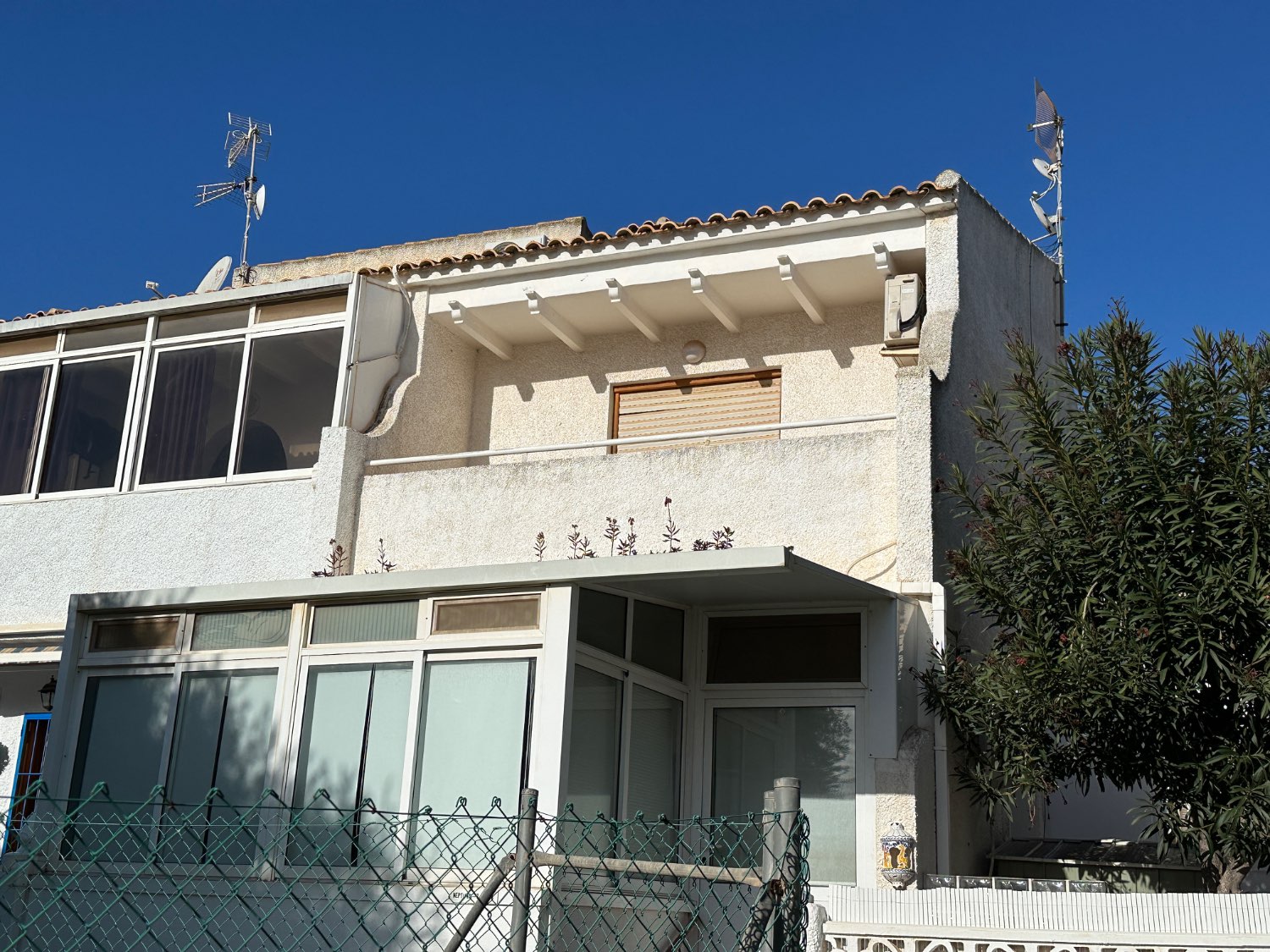 Hjørnestudio med utsikt over bassenget i La Florida, Orihuela Costa