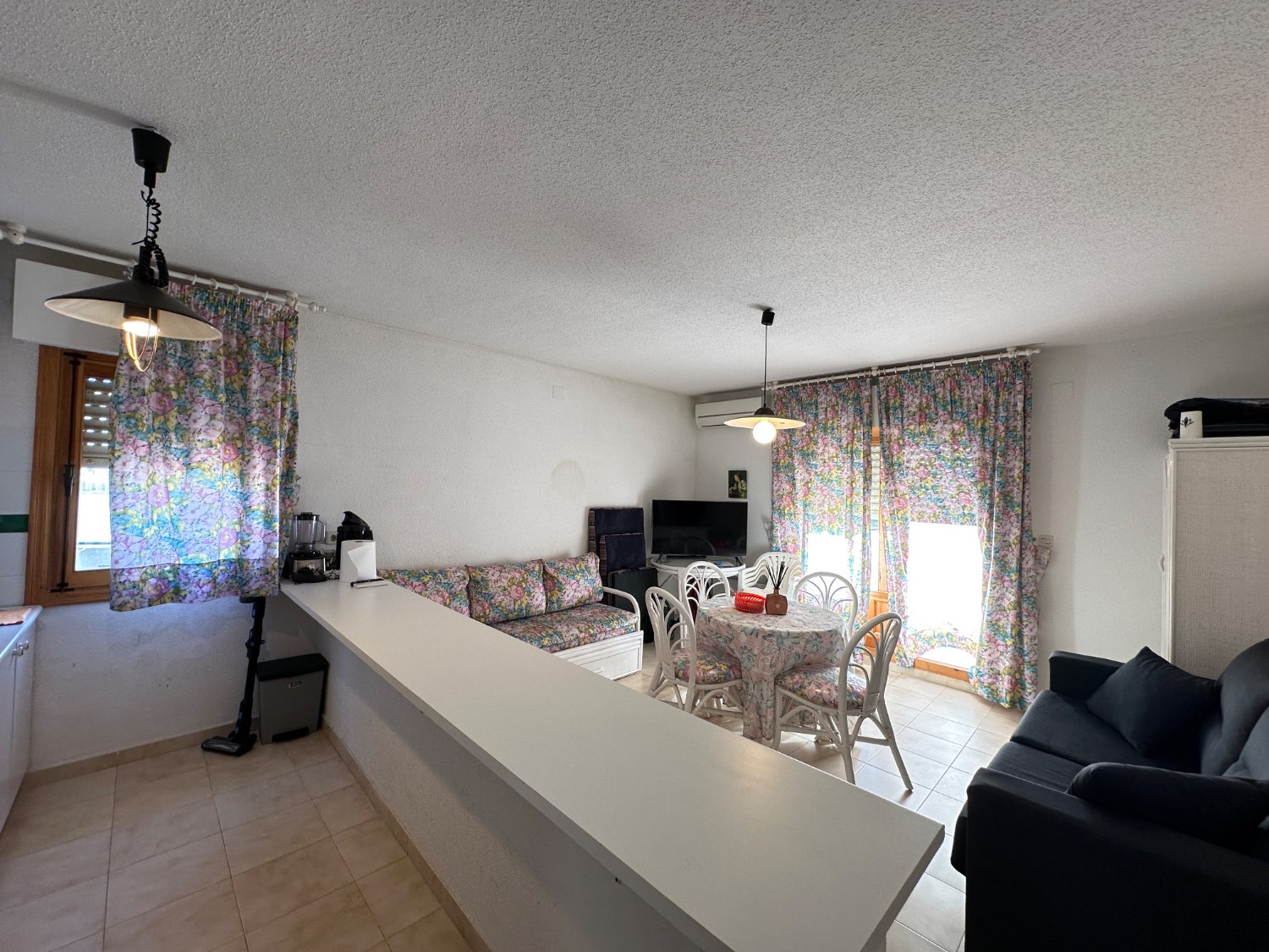 Hjørnestudio med utsikt over bassenget i La Florida, Orihuela Costa