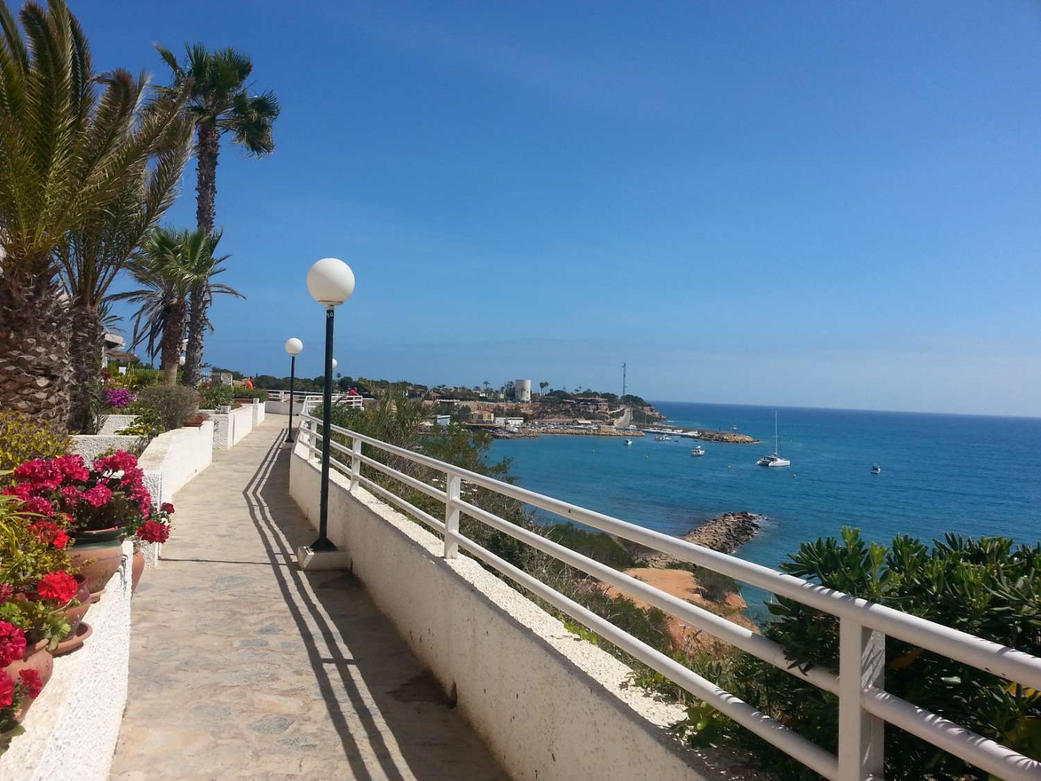 Apartamento en planta alta con jardín en Playa Flamenca