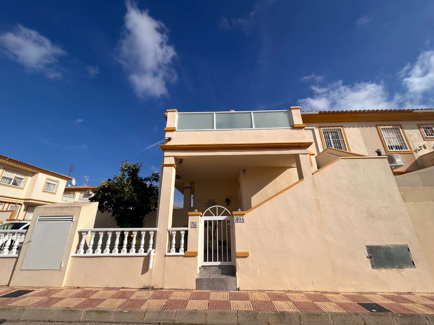 Apartamento en planta alta con jardín en Playa Flamenca