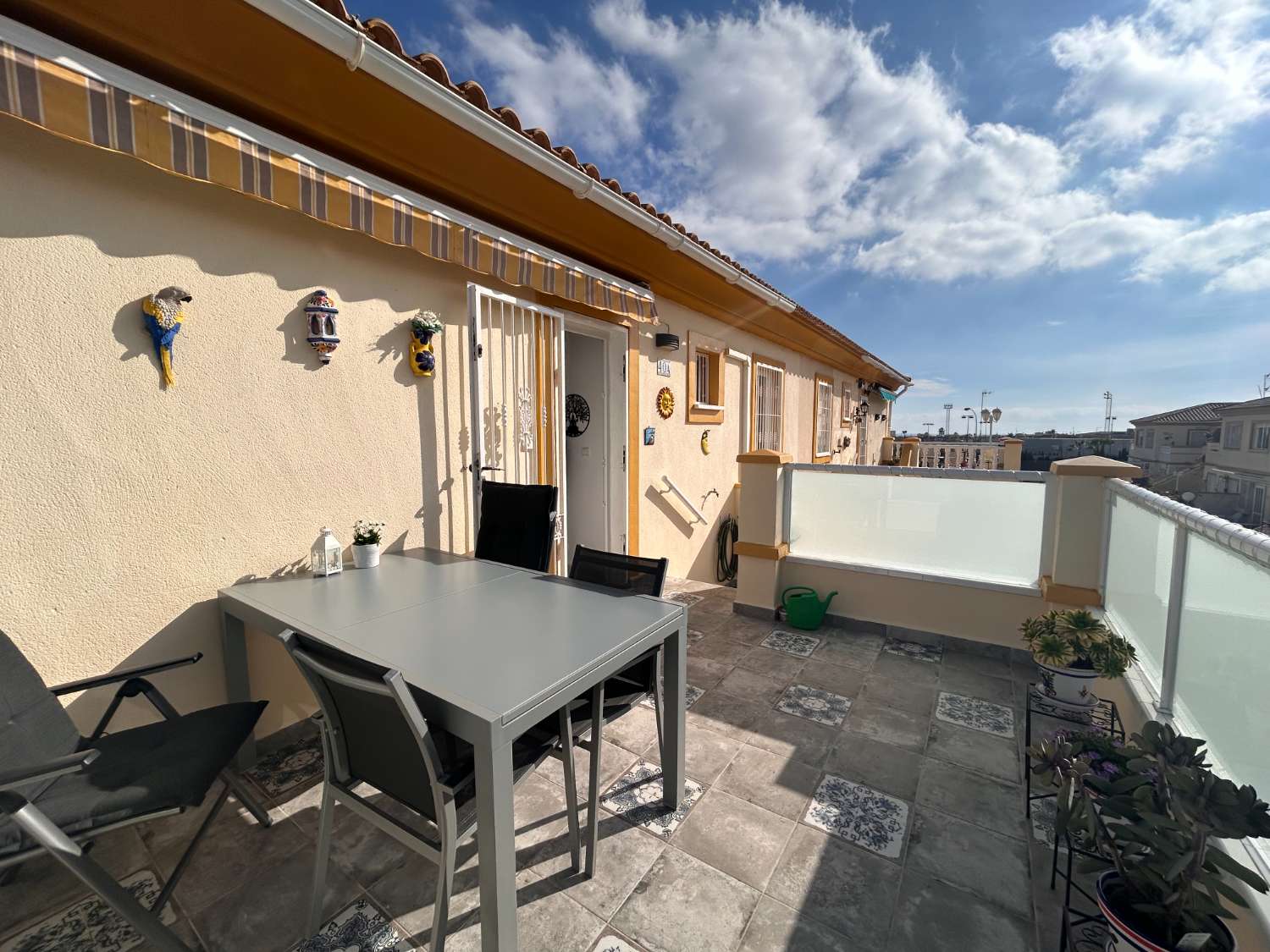 Apartamento en planta alta con jardín en Playa Flamenca