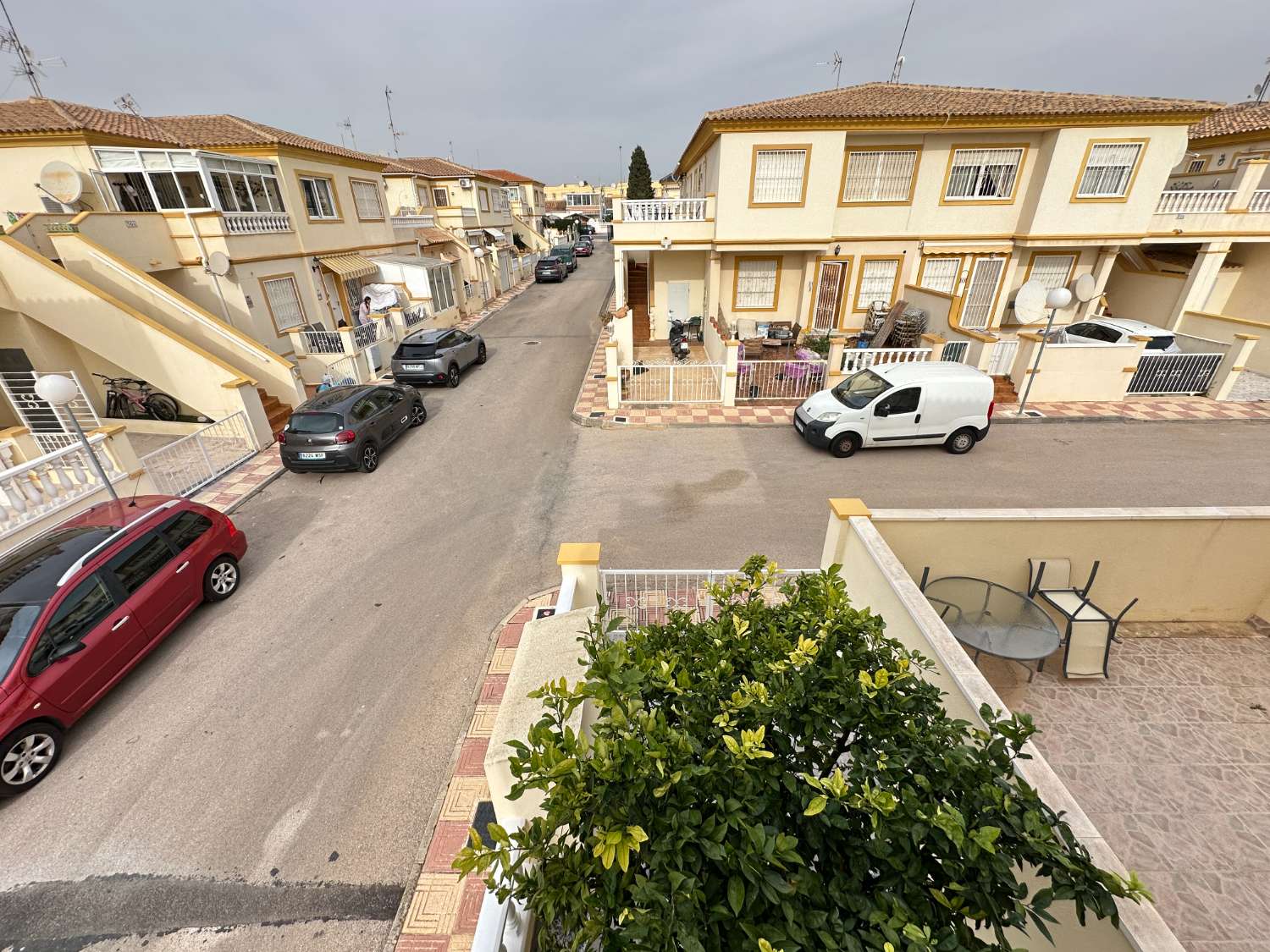 Apartamento en planta alta con jardín en Playa Flamenca