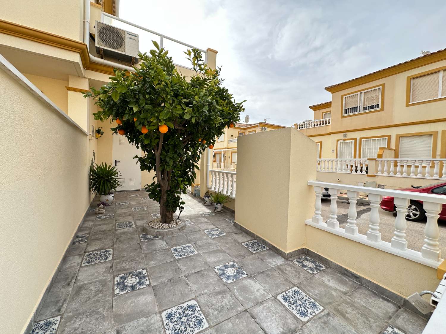 Apartamento en planta alta con jardín en Playa Flamenca