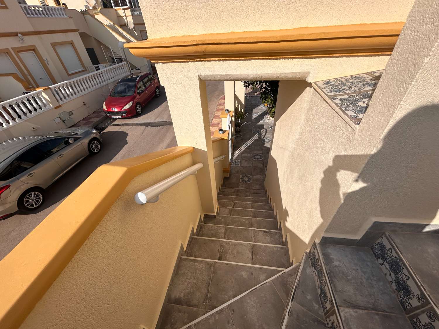 Apartamento en planta alta con jardín en Playa Flamenca