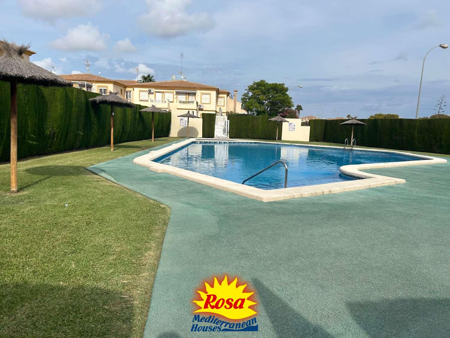 Apartamento en planta alta con jardín en Playa Flamenca