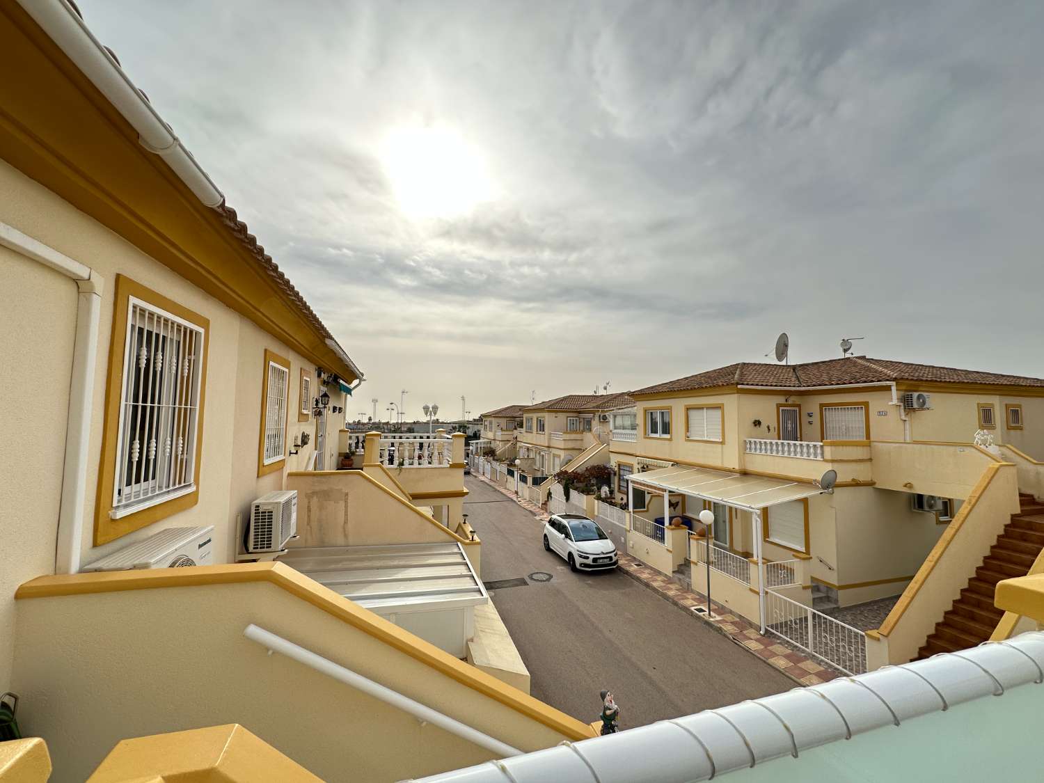 Apartamento en planta alta con jardín en Playa Flamenca