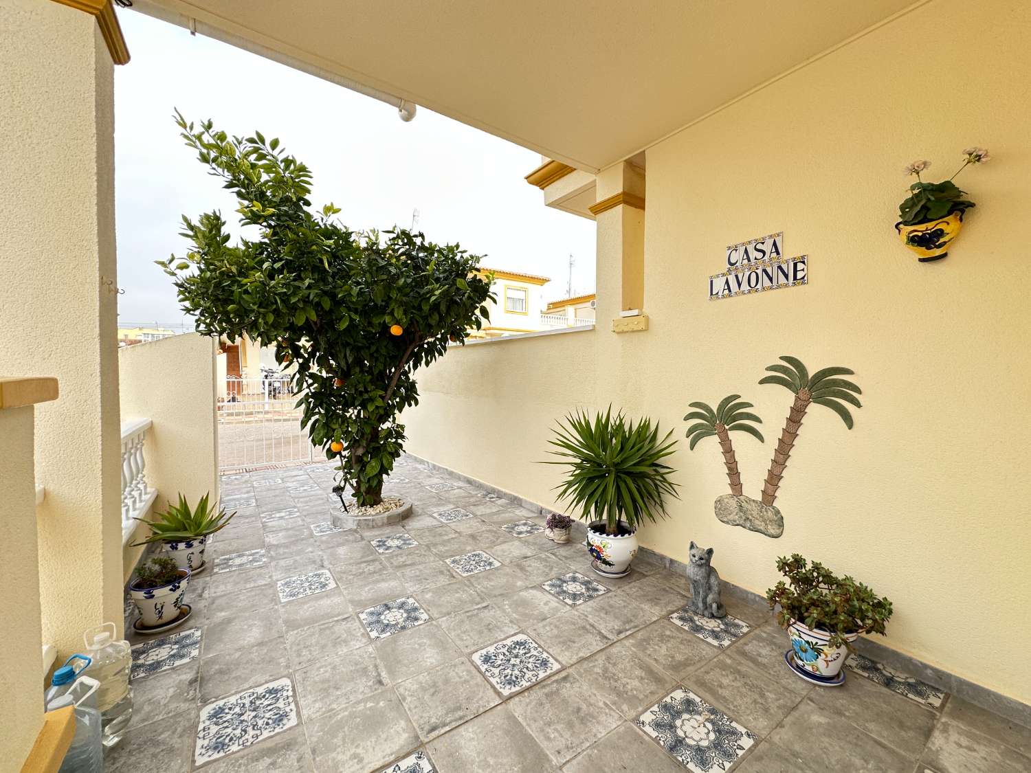 Apartamento en planta alta con jardín en Playa Flamenca