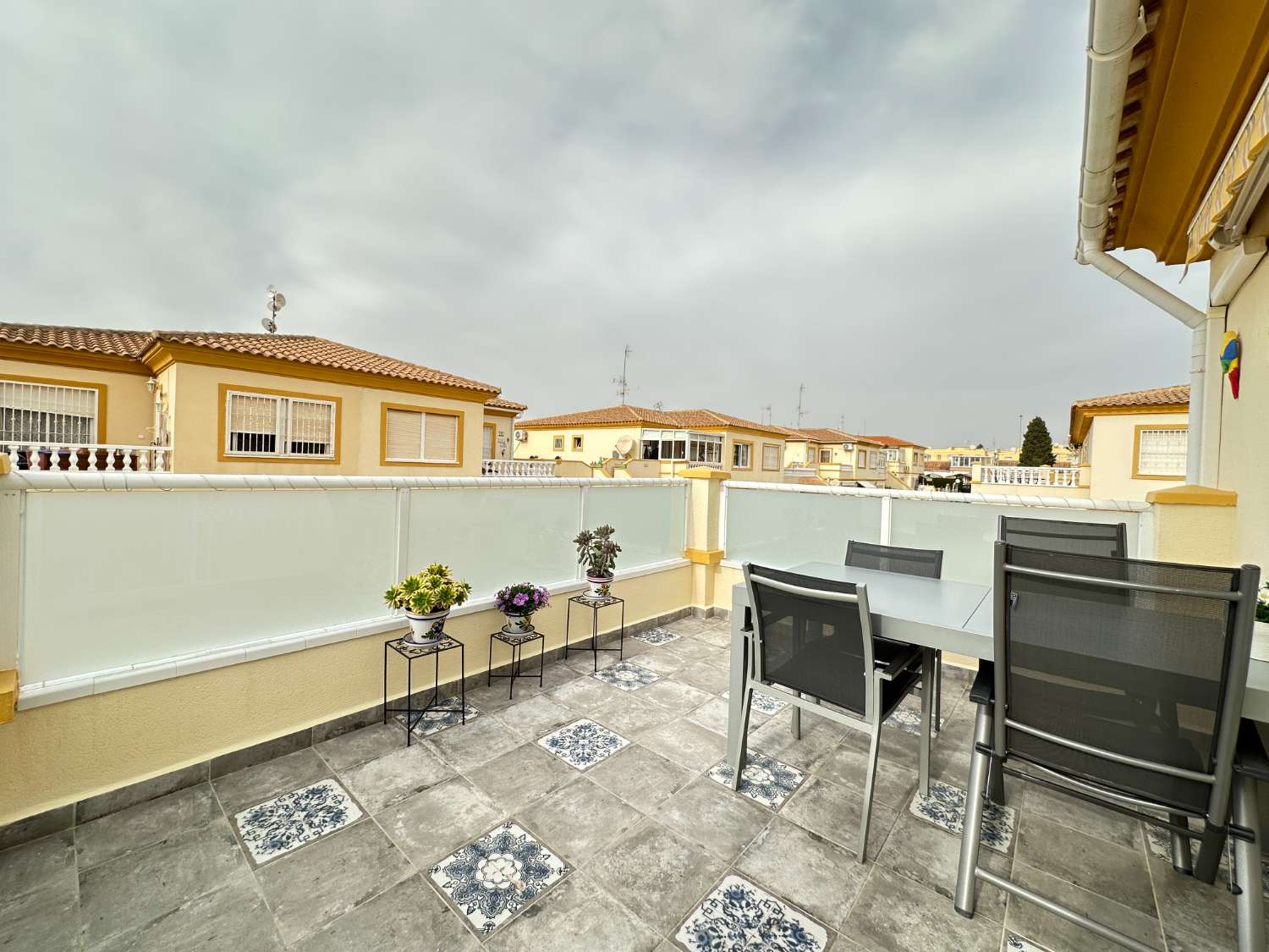 Apartamento en planta alta con jardín en Playa Flamenca