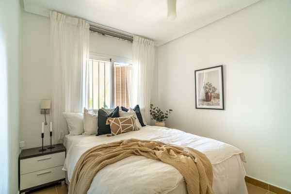 Bel appartement 2 chambres, 2 salles de bains avec 1 piscine commune sur Zenia Mar à Orihuela costa