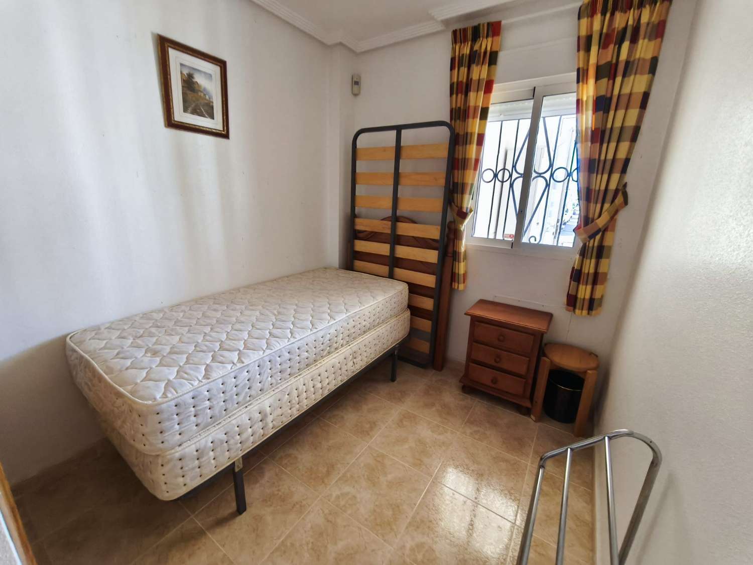Les presentamos un precioso apartamento en planta baja con 2 dormitorios y 1 baño.
