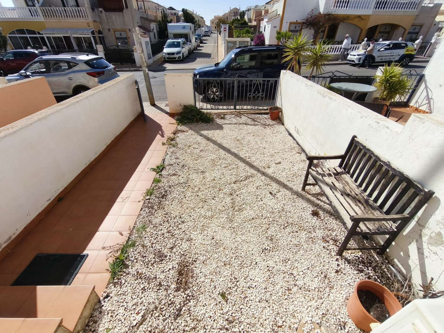 Les presentamos un precioso apartamento en planta baja con 2 dormitorios y 1 baño.
