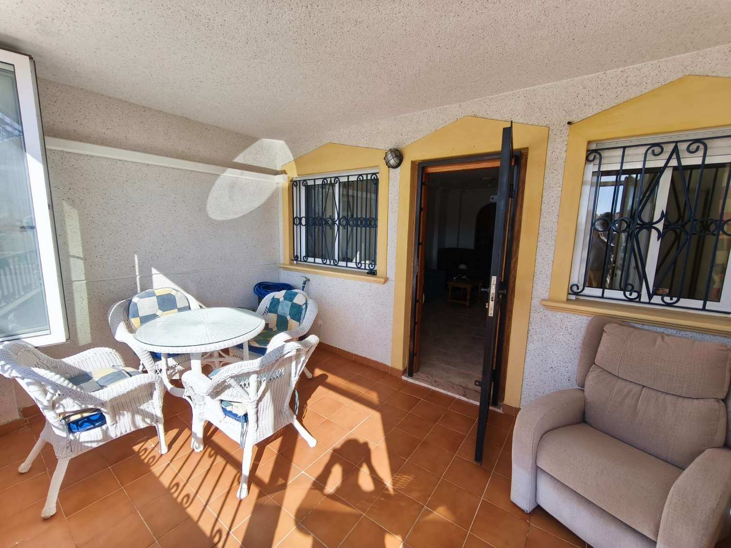 Les presentamos un precioso apartamento en planta baja con 2 dormitorios y 1 baño.