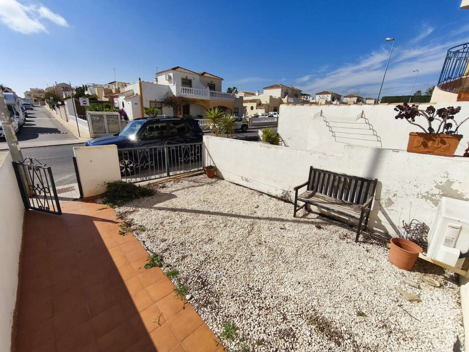 Les presentamos un precioso apartamento en planta baja con 2 dormitorios y 1 baño.