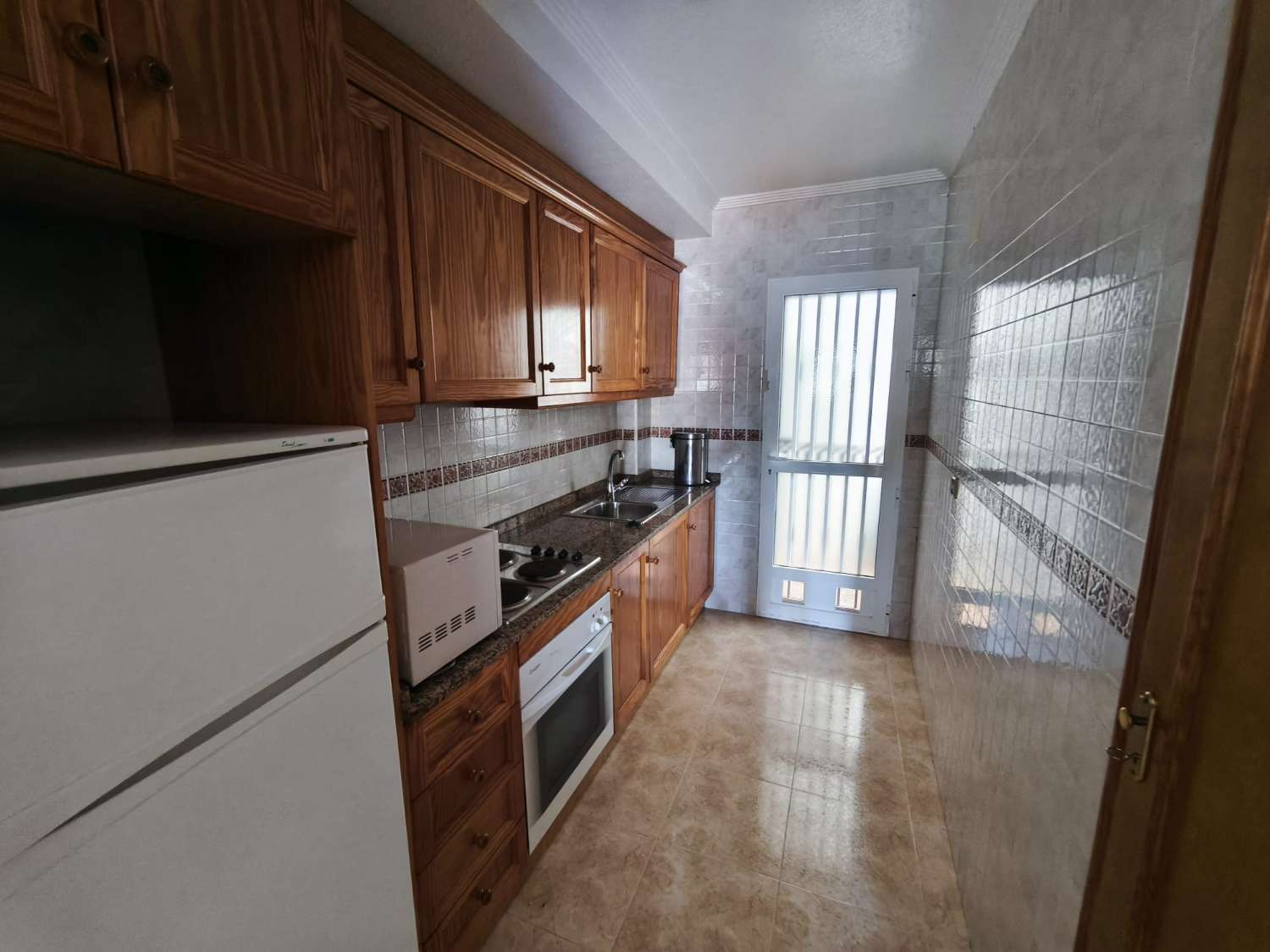 Les presentamos un precioso apartamento en planta baja con 2 dormitorios y 1 baño.