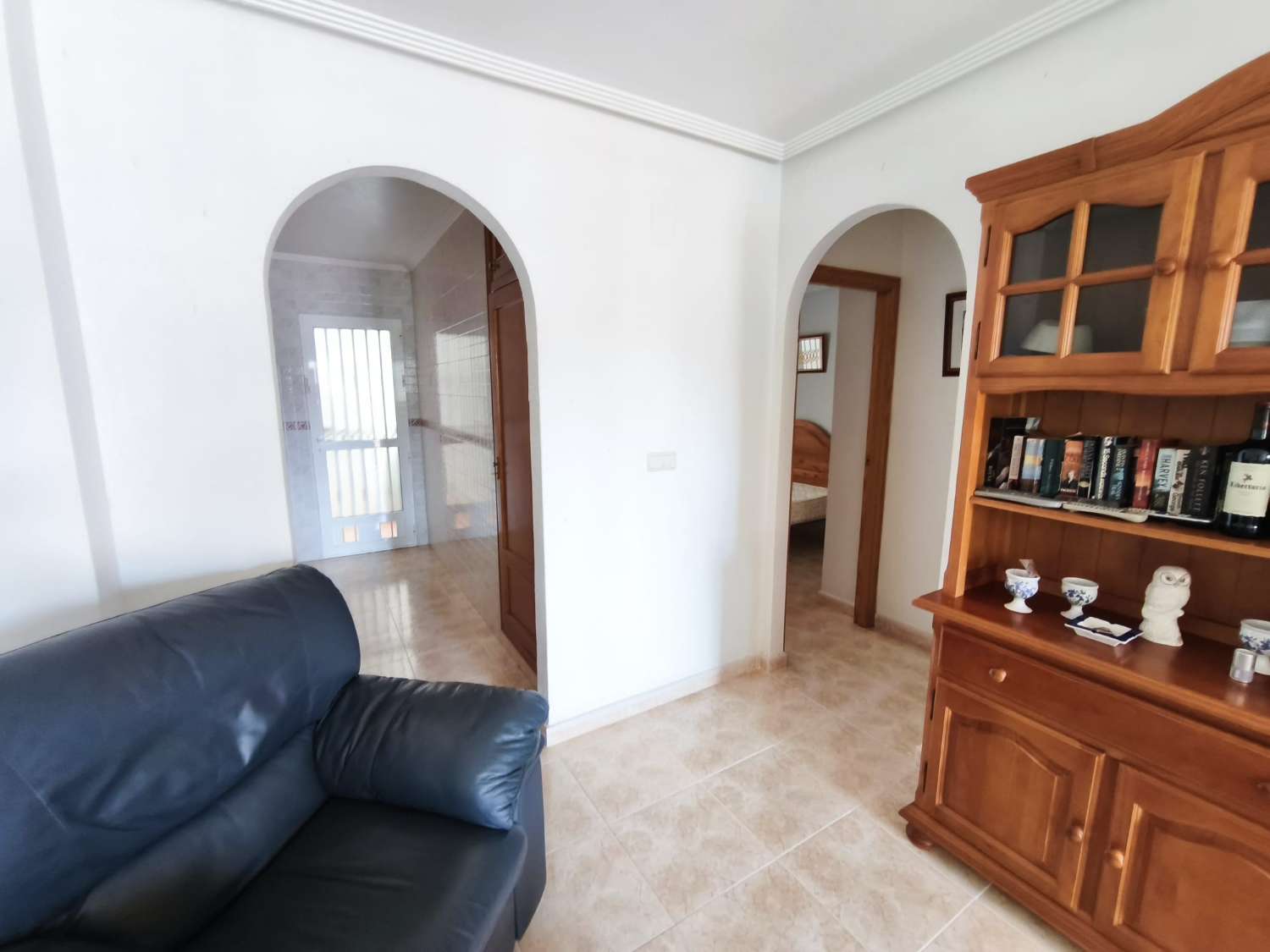 Les presentamos un precioso apartamento en planta baja con 2 dormitorios y 1 baño.