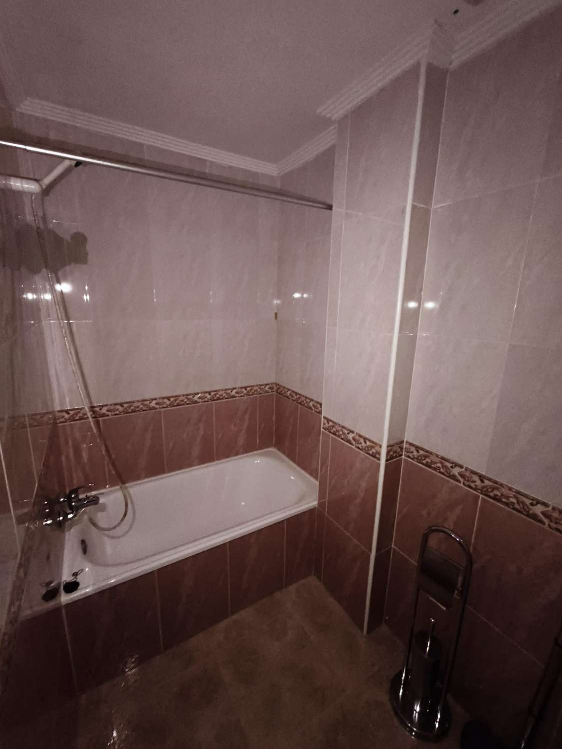 Les presentamos un precioso apartamento en planta baja con 2 dormitorios y 1 baño.