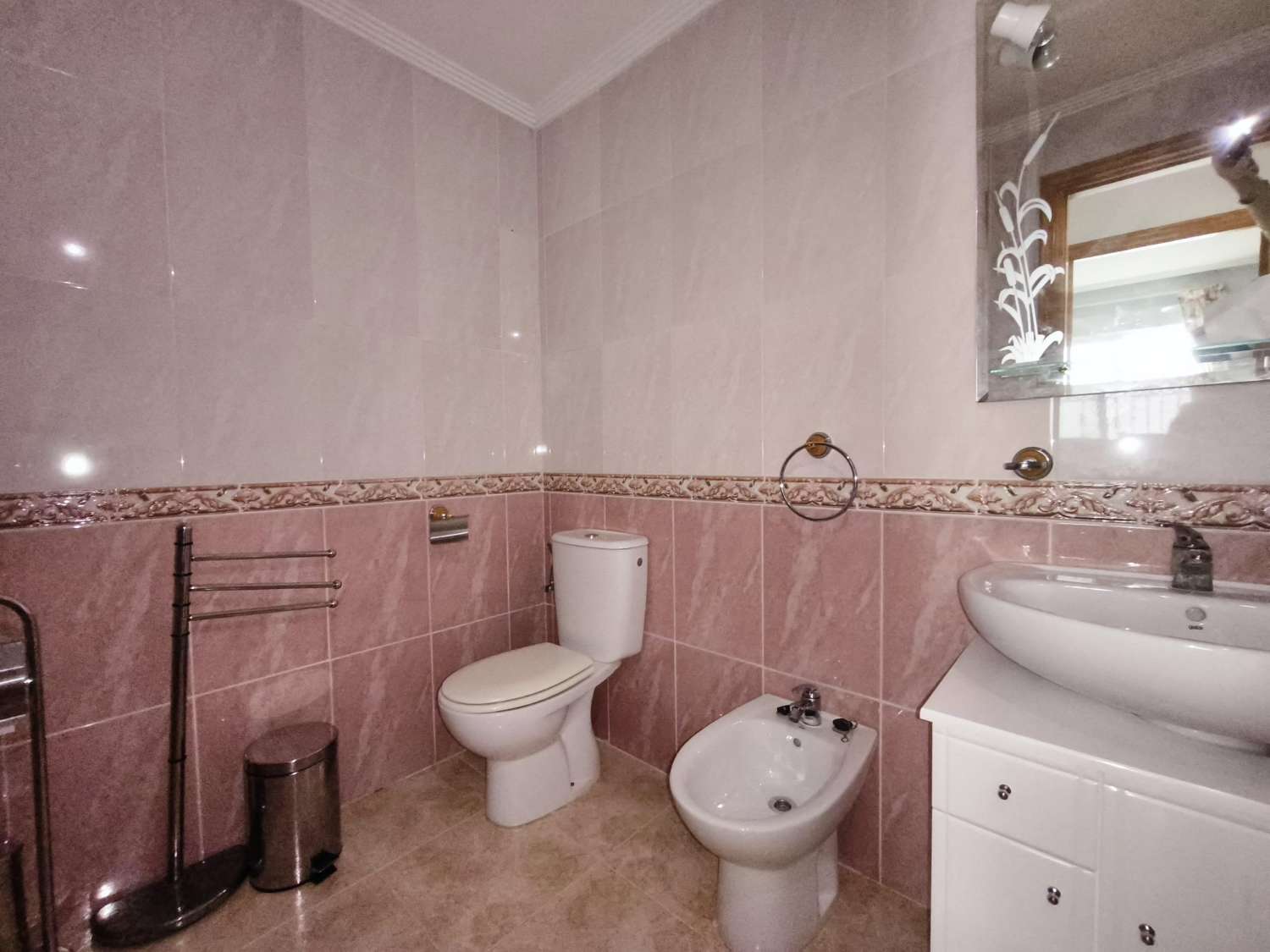 Les presentamos un precioso apartamento en planta baja con 2 dormitorios y 1 baño.